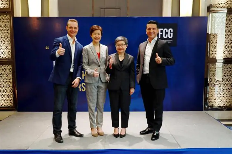 มร. แดเนียล รีมอน (ซ้ายสุด) ประธานกรรมการ...