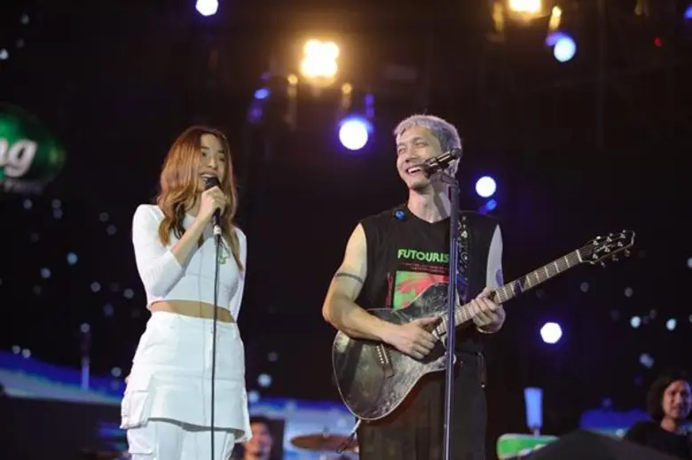 “บอดี้สแลม - บิ๊กแอส - ลาบานูน” หวนคอนเนคมิตรภาพกว่า20 ปี ร่วมกอดคอร้องเพลงบนเวทีเดียวกันใน "ช้าง มิวสิค คอนเนคชั่น ปีที่ 6" ชาวชลบุรีเกือบ 20,000 คน ล้นลานจตุจักรร่วมโดดสนั่น...จนทะเลสะเทือน!