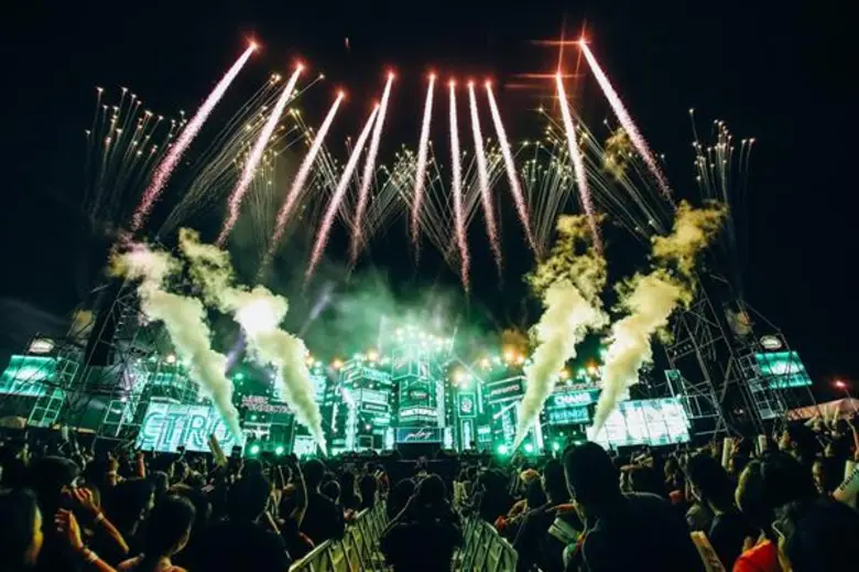 “บอดี้สแลม - บิ๊กแอส - ลาบานูน” หวนคอนเนคมิตรภาพกว่า20 ปี ร่วมกอดคอร้องเพลงบนเวทีเดียวกันใน "ช้าง มิวสิค คอนเนคชั่น ปีที่ 6" ชาวชลบุรีเกือบ 20,000 คน ล้นลานจตุจักรร่วมโดดสนั่น...จนทะเลสะเทือน!