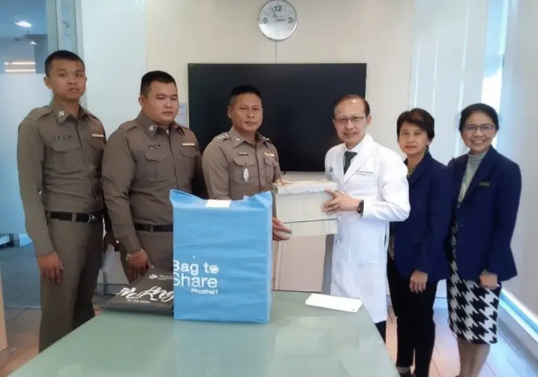 ภาพข่าว: รพ.พญาไท 1 ร่วมกับหน่วยงานกองบังคับการตำรวจจราจร โครงการพระราชดำริ แจกหน้ากากอนามัยให้กับประชาชน