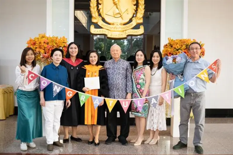 พี่จินา เข้ารับพิธีประสาทปริญญาศิลปศาสตร์ดุษฎีบัณฑิตกิตติมศักดิ์สาขาวิชาการภาพยนตร์และสื่อดิจิทัลประเภททั่วไป มหาวิทยาลัยเกษมบัณฑิต
