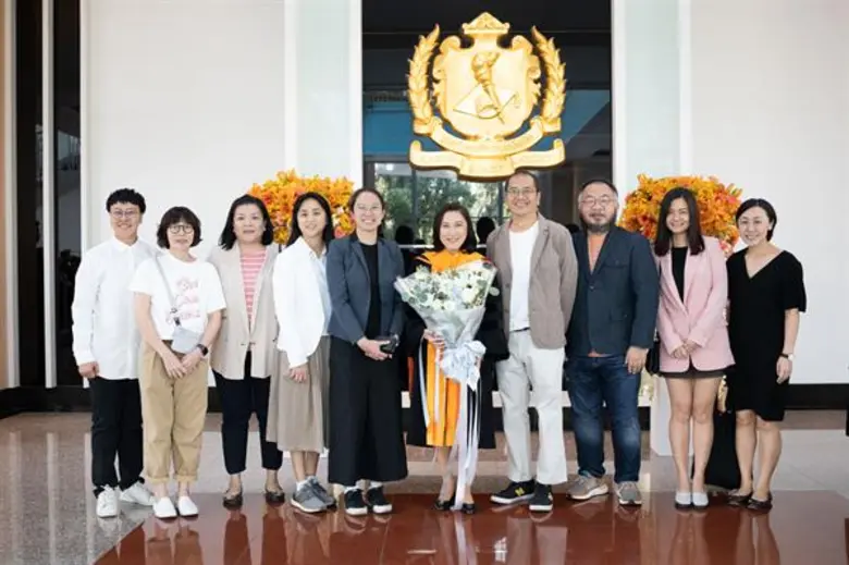 พี่จินา เข้ารับพิธีประสาทปริญญาศิลปศาสตร์ดุษฎีบัณฑิตกิตติมศักดิ์สาขาวิชาการภาพยนตร์และสื่อดิจิทัลประเภททั่วไป มหาวิทยาลัยเกษมบัณฑิต