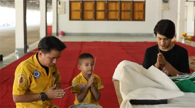 ทีวีไกด์: รายการ "ไทยทึ่ง" “เลโอ” พาทึ่ง “กู้ภัยแต่งหน้าศพ” จ.ชลบุรี ฉายา “เอ หมื่นศพ” จิตอาสาแต่งหน้าศพฟรี!!!