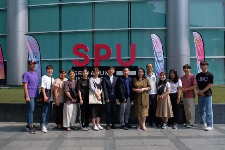 ม.พระจอมเกล้าธนบุรี นำทีมนักศึกษาเกาหลี จ...