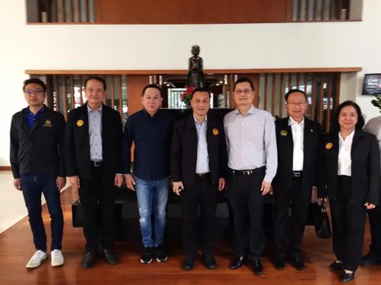 เศรษฐพงศ์ วรรธนะกุล (คนที่ 5 จากซ้าย) ผู้...