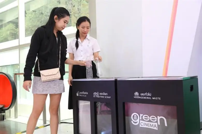เมเจอร์ ซีนีเพล็กซ์ กรุ้ป เดินหน้าร่วมรักษ์โลกกับ “โครงการ Green Cinema” จากการรณรงค์แยกประเภทขยะ...สู่การเปลี่ยนขยะขวดพลาสติกเป็นจีวรพระ