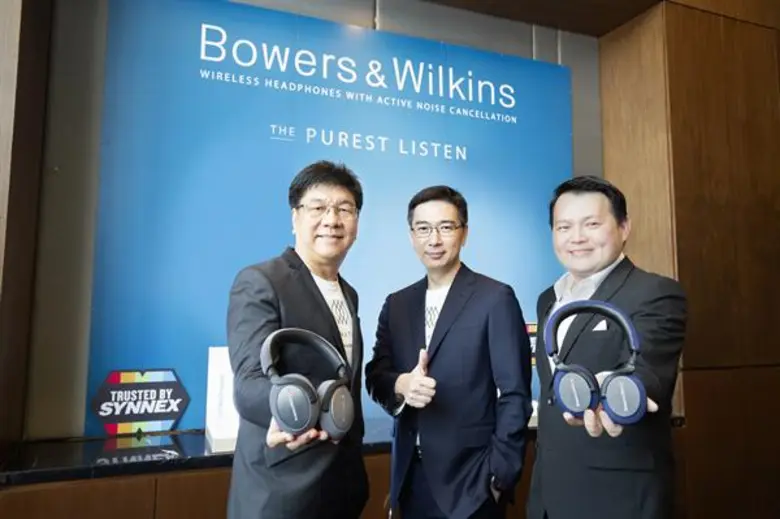 นายทศพร นิษฐานนท์ (ขวา) ประธานเจ้าหน้าที่...