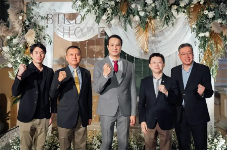 นายอรรถนพ พันธุกำเหนิด (กลาง) ประธานเจ้าห...