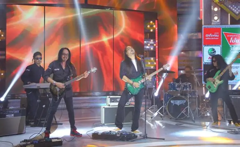 เวที “กิ๊กดู๋ฯ” ลุกเป็นไฟ!!! “เป้ ไฮร็อค - ปู แบล็คเฮด” ร็อคเกอร์รุ่นใหญ่  ควงคู่ระเบิดความมันส์สุดติ่ง!!