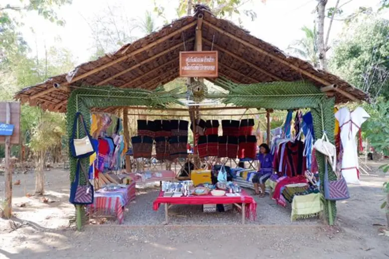 ทีวีไกด์: รายการ หลงรักยิ้ม ท่องงานเทศกาลประจำปี ซึมซับวิถีชีวิตชาวกะเหรี่ยง