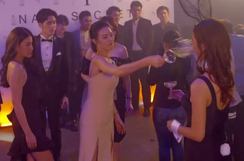 “คริส หอวัง” ฟาดไม่ยั้ง บุกตบเมียน้อยกลางงานอีเว้นท์