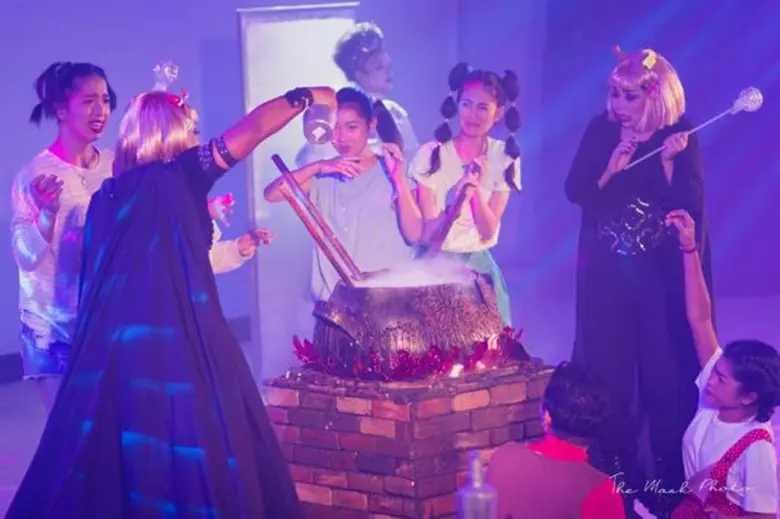 นิสิตคณะศิลปกรรมศาสตร์ ม.ทักษิณ เจ๋ง จัดละครเวที “อภินิหารแม่มดแฝด”