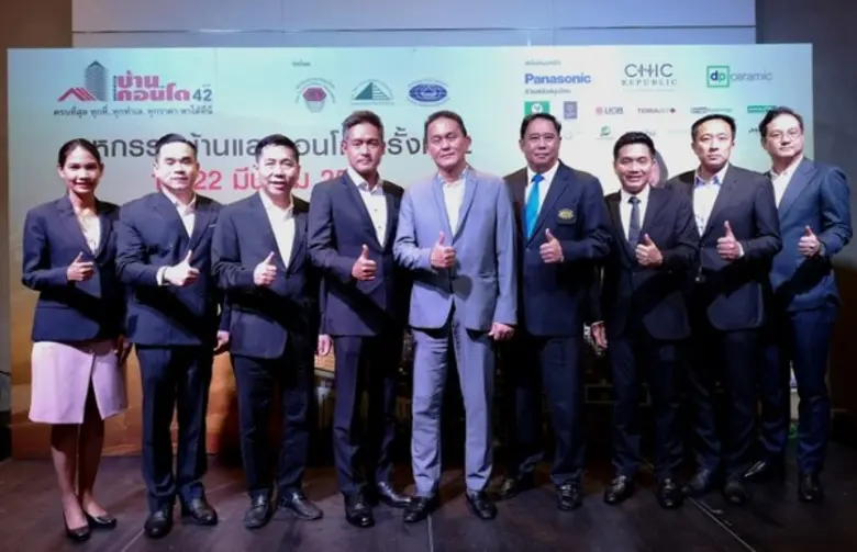 นายชัยรัตน์ ธรรมพีร (กลาง) ประธานคณะกรรมก...