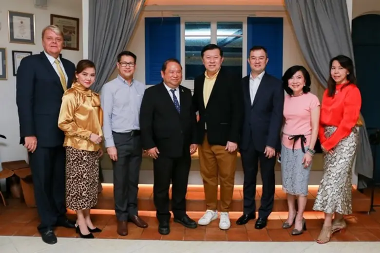 ผู้บริหารกลุ่มเซ็นทรัล นำโดย พิชัย จิราธิ...