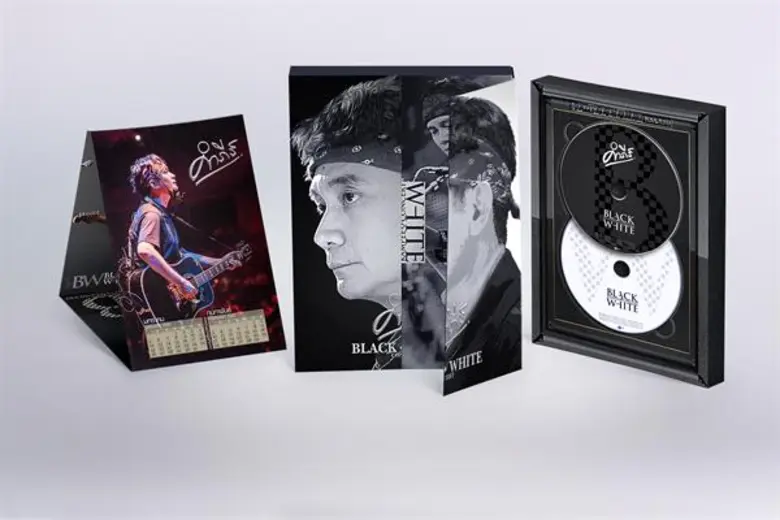 คอนเสิร์ตจบ แต่ความประทับใจยังไม่จางหาย สัมผัสกับความสุข ความสนุกทุกรสชาติของคอนเสิร์ต “คำภีร์ Black & White ร็อคสุดขั้ว รักสุดใจ” ด้วยบันทึกการแสดงสด แบบจัดเต็มทั้งดีวีดีและซีดี