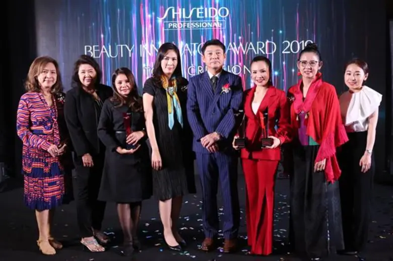 มร.เทสซึยะ คุโบะ (ที่ 5 จากซ้าย) รองประธา...