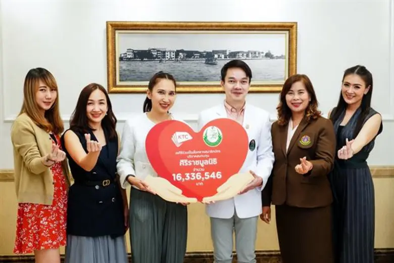 รองศาสตราจารย์นายแพทย์นริศ กิจณรงค์ (กลาง...