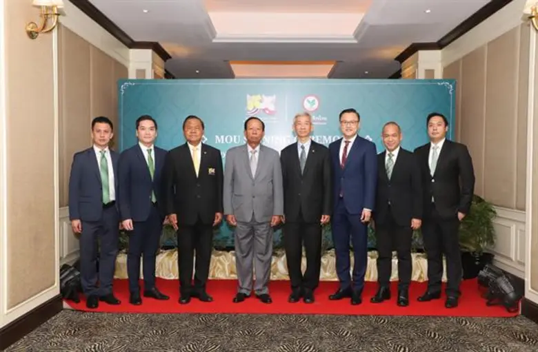 พลเอก สมเด็จพิชัยเสนา เตีย บัญ (ที่ 4 จากซ้าย) รองน...