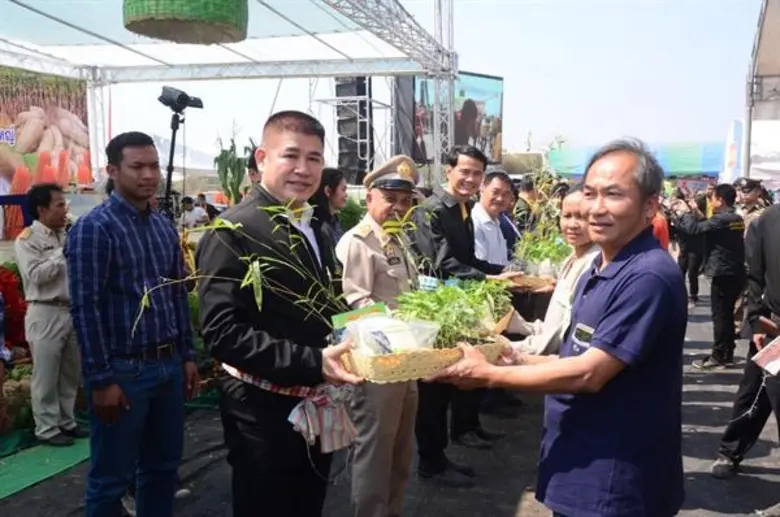 รมช.กระทรวงเกษตรฯ เปิดงานวันถ่ายทอดเทคโนโลยีและการใช้นวัตกรรมส่งเสริมการเกษตรรูปแบบแปลงใหญ่พร้อมมอบหนังสืออนุญาต ส.ป.ก. 4-01 เพื่อสนับสนุนเกษตรกรให้มีที่ทำกินพร้อมองค์ความรู้ในการพัฒนาอาชีพ