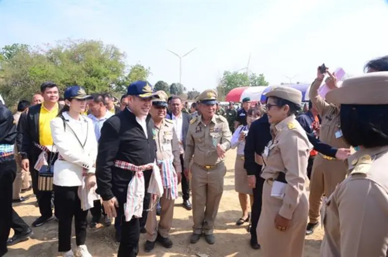 รมช.กระทรวงเกษตรฯ เปิดงานวันถ่ายทอดเทคโนโลยีและการใช้นวัตกรรมส่งเสริมการเกษตรรูปแบบแปลงใหญ่พร้อมมอบหนังสืออนุญาต ส.ป.ก. 4-01 เพื่อสนับสนุนเกษตรกรให้มีที่ทำกินพร้อมองค์ความรู้ในการพัฒนาอาชีพ