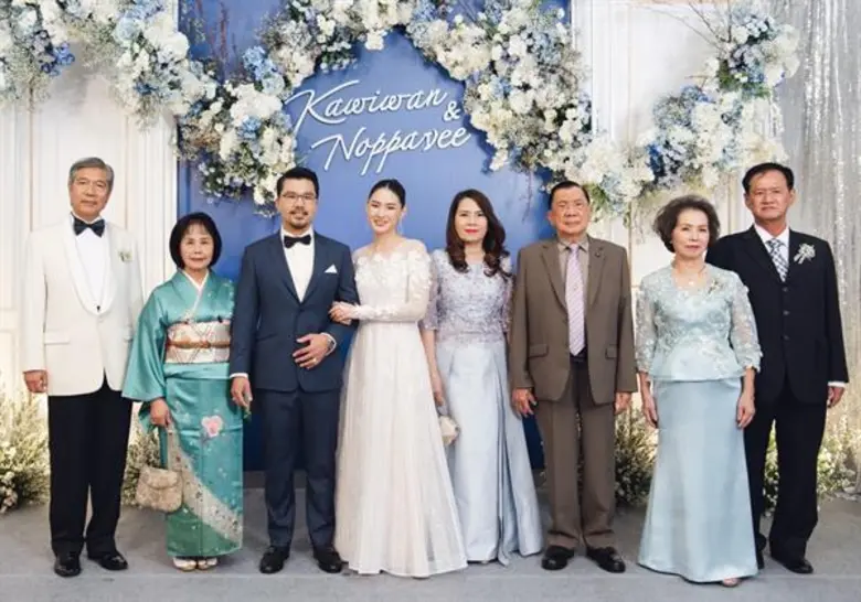 พลเอก ชวลิต ยงใจยุทธ (ที่สามขวามือ) อดีตน...