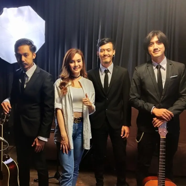 หลังจากที่ปล่อยซิงเกิ้ลใหม่เมื่อต้นปีที่ผ่านมากับเพ...