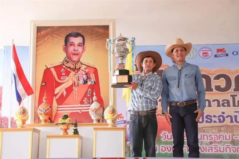 2 เกษตรกรโคนมสุดปลื้ม คว้าถ้วยพระราชทานชนะเลิศประกวดโคนม รัชกาลที่ 10 และถ้วยพระราชทานจากสมเด็จพระกนิษฐาธิราชเจ้า กรมสมเด็จพระเทพรัตนราชสุดาฯ