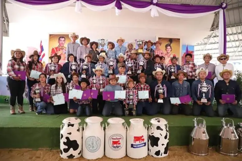 2 เกษตรกรโคนมสุดปลื้ม คว้าถ้วยพระราชทานชนะเลิศประกวดโคนม รัชกาลที่ 10 และถ้วยพระราชทานจากสมเด็จพระกนิษฐาธิราชเจ้า กรมสมเด็จพระเทพรัตนราชสุดาฯ