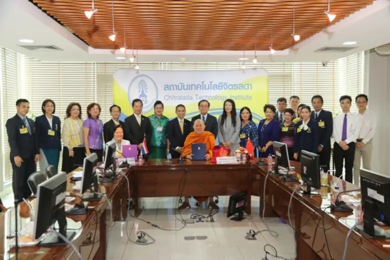 รศ.ดร.คุณหญิงสุมณฑา พรหมบุญ อธิการบดี สถา...