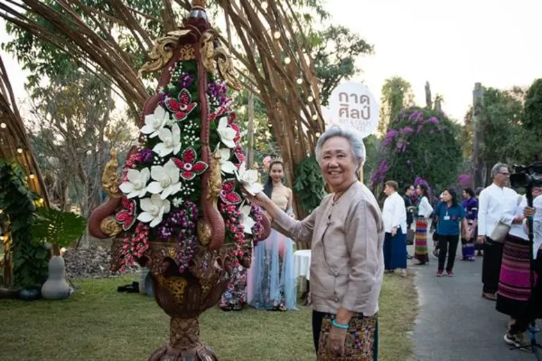 สานต่อพระราชปณิธาน “สมเด็จย่า” ม่วนขนาด เปิด “กาดศิลป์” Art and Craft Market ตลาดนัดติดดิน อนุรักษ์งานศิลป์สไตล์ล้านนา-ร่วมสมัย