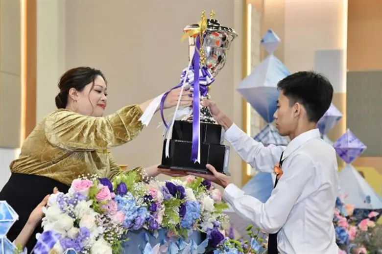 พระเจ้าวรวงศ์เธอ พระองค์เจ้าสิริภาจุฑาภรณ์ เสด็จประทานรางวัล ในงาน “สุดยอดนวัตกรรมอาชีวศึกษา” ที่ไดมอนด์ ฮอลล์ ศูนย์การค้าเซียร์ รังสิต อำเภอลำลูกกา จังหวัดปทุมธานี