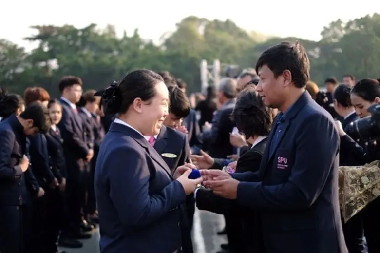 ปิ๊งไอเดียสุดเดิร์น! ม.ศรีปทุม มอบพังงาเรือ สัญลักษณ์แห่งความภาคภูมิใจในวิชาชีพ นศ.การจัดการบริการธุรกิจเรือสำราญ บนเรือ Meridian Alangka Cruise
