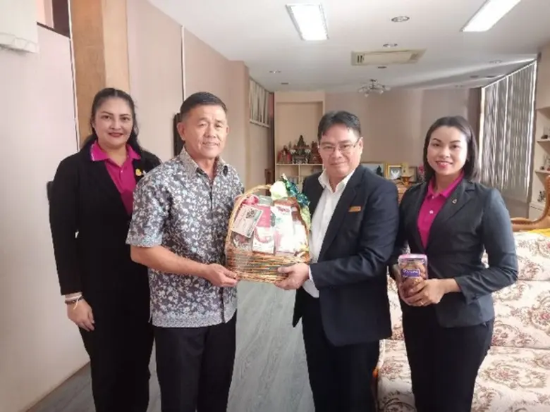 นายมนูญ วุฒิ (สองจากขวา) ผู้จัดการทั่วไปพ...