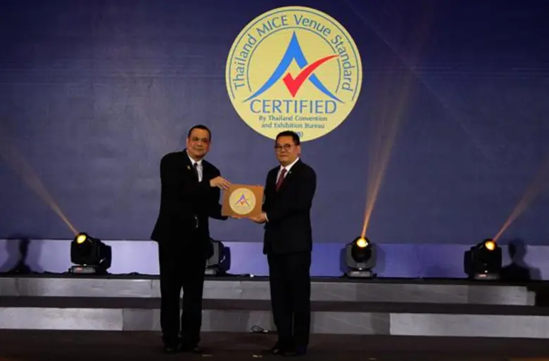 นภินทร ศรีสรรพางค์ (ขวา) ผู้ช่วยรัฐมนตรีป...