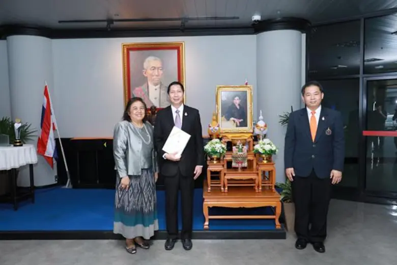 ผศ.ดร.รวิน ระวิวงศ์ (คนกลาง) ผู้อำนวยการอ...