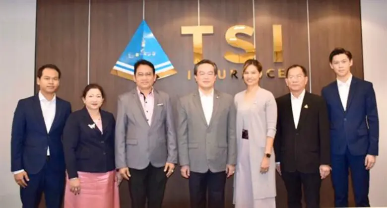 ดร. ธนพล บุญวรุตม์ (กลาง) ประธานกรรมการ บ...