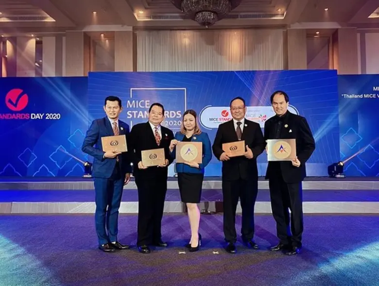 คุณวรพรรณ พุกกะนะสูต (ที่สามจากขวา) ผู้อำนวยการฝ่าย...