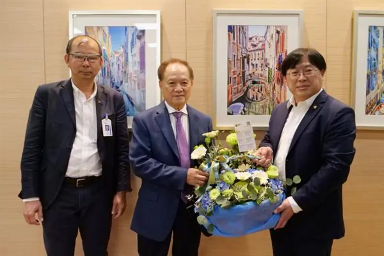 นายแพทย์บุญ วนาสิน (กลาง) ประธานกรรมการ น...