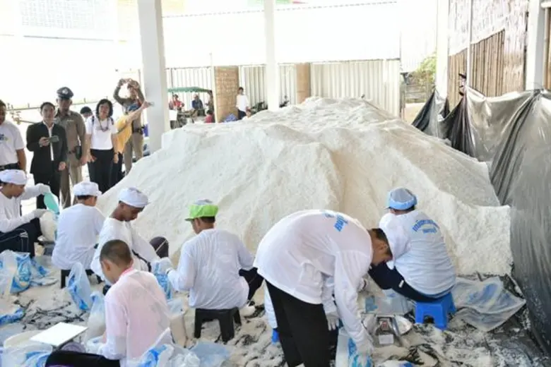 กรมส่งเสริมสหกรณ์ จัด Kick off ปล่อยคาราวานเกลือทะเล หวังแก้ปัญหาเกลือค้างสต็อค 9 แสนตัน ใช้กลไกสหกรณ์ระบายสินค้าเกลือสู่ตลาดแก้ไขปัญหาราคาตกต่ำ