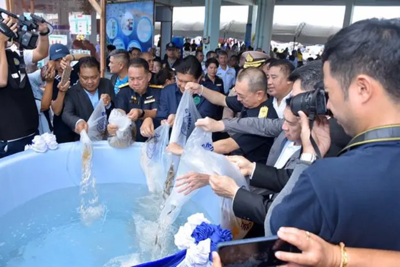 กระทรวงเกษตรฯ ประกาศปิดอ่าวไทย 15 ก.พ. – 15 พ.ค. 63 นี้ ในเขตพื้นที่จังหวัดประจวบคีรีขันธ์ ชุมพร สุราษฎร์ธานี และต่อด้วยเขตพื้นที่พิเศษ 7 ไมล์ทะเลและพื้นที่อ่าวประจวบฯ อีก 30 วัน หวังอนุรักษ์ฟื้นฟูทรัพยากรสัตว์น้ำให้มีใช้อย่างยั่งยืน