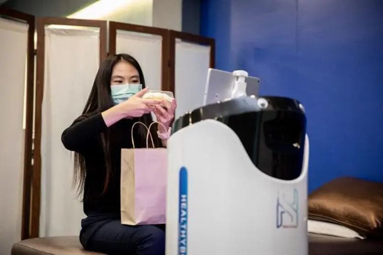 รพ. กรุงเทพ มุ่งเน้นมาตรการลดการติดเชื้อ นำ “เฮลท์ตี้บอท” หุ่นยนต์อัจฉริยะมาช่วยลดความเสี่ยงต่อการติดเชื้อโรคระบาด ภายในโรงพยาบาล