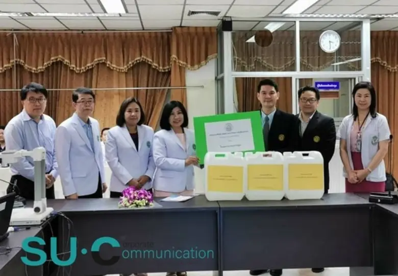 ภาพข่าว: คณะเภสัชศาสตร์ มหาวิทยาลัยศิลปากร มอบเจลแอลกอฮอล์ล้างมือและรับมอบป้ายร้านยาชุมชนอบอุ่นฯ