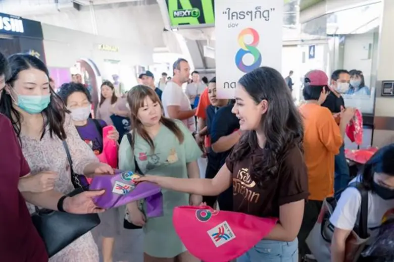 “ฟลุค-นนนี่” นำทีมนักแสดง “เรือนสายสวาท” แจกถุงผ้าช่อง 8 ลดสภาวะโลกร้อน!!!