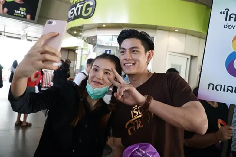 “ฟลุค-นนนี่” นำทีมนักแสดง “เรือนสายสวาท” แจกถุงผ้าช่อง 8 ลดสภาวะโลกร้อน!!!