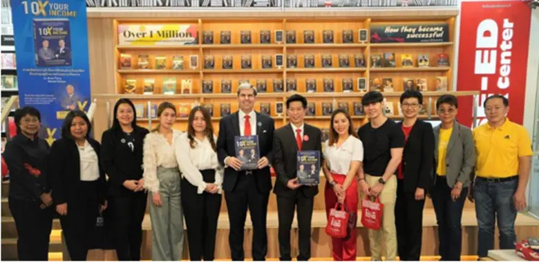 (เรียงจากขวาไปซ้าย) สริดา สาระจันทร์, สวร...