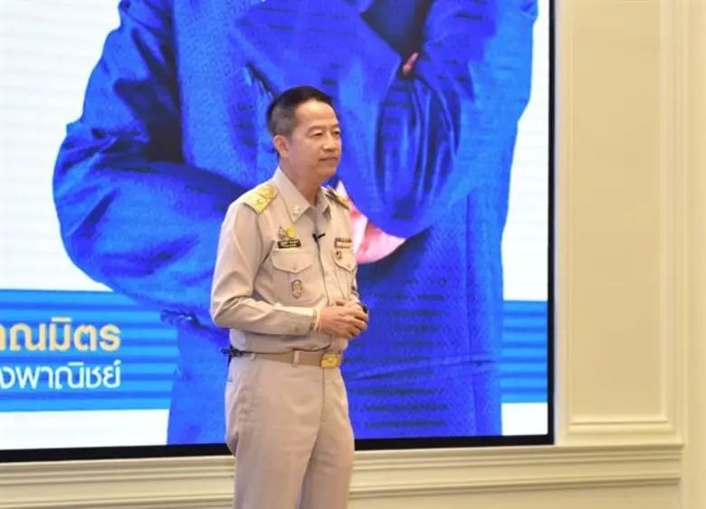 พาณิชย์ เปิดตัวโลโก้ใหม่ ครบรอบ 100 ปี กระทรวงพาณิชย์ประกาศใช้ตราสัญลักษณ์ ครบรอบ 100 ปี ภายใต้แนวคิดการเผยแพร่และประชาสัมพันธ์บทบาท และภารกิจ สร้างภาพจำในฐานะผู้ขับเคลื่อนและพัฒนาเศรษฐกิจการค้าของประเทศ