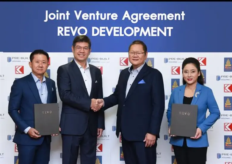 นายวิโรจน์ เจริญตรา (ที่ 2 จากซ้าย) กรรมก...