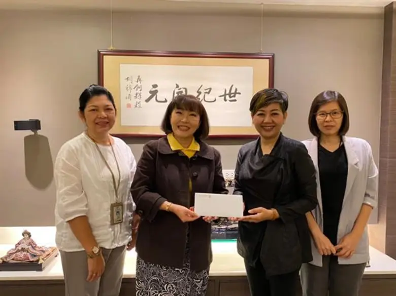 นางสาวจารุวรรณ เวชตระกูล (ที่ 2 จากขวา) ก...