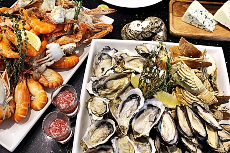 อิ่มไม่อั้นกันอย่างต่อเนื่องกับบุฟเฟ่ต์อา...