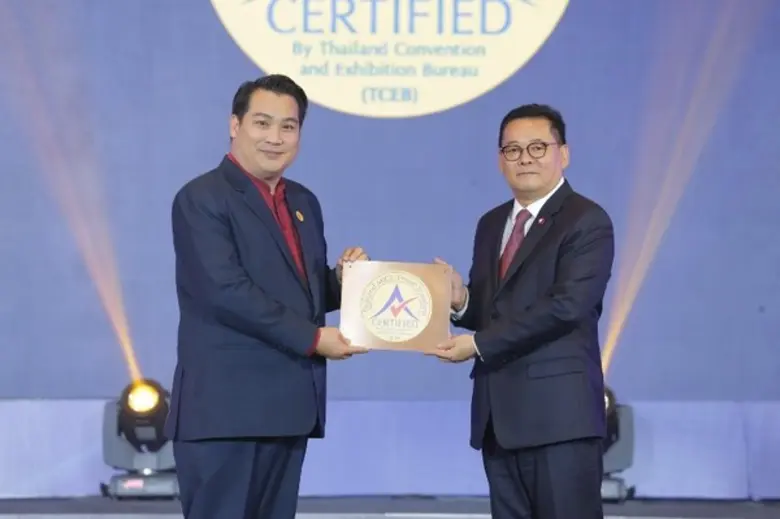 คุณอดิศร ศรีโสภณ ผู้อำนวยการฝ่ายขาย และ ก...